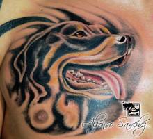Tatuaje de un perro en el pecho
