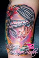 Tatuaje de una chica monstruo llorando sangre