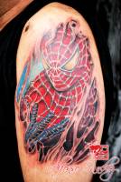 Tatuaje de spiderman en el hombro