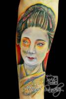 Tatuaje de una geisha en color