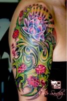 Tatuaje de flores en el brazo