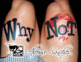 Tatuaje de las palabras Why Not, tatuadas una en cada pierna