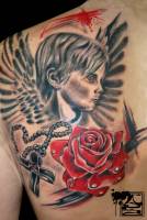 Tatuaje de un ángel, un rosario y una rosa