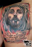 Tatuaje de la cabeza de Cristo en la espalda, y el inicio del Padre Nuestro