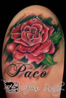 Tatuaje de una rosa y un nombre debajo