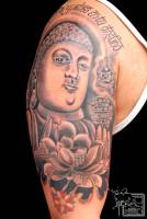 Tatuaje de una cabeza de Buda con una pagoda