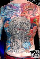 Tatuaje de un león  chino en espalda entera