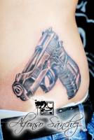 Tatuaje de una pistola en la cintura