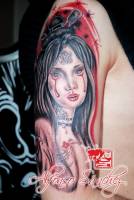 Tatuaje de una geisha llorando sangre en el brazo