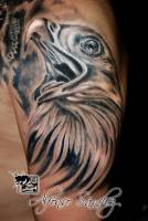 Tatuaje de un pájaro con el pico abierto