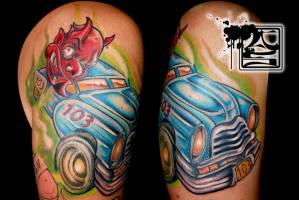 Tatuaje de un demonio y un coche