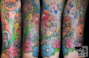 Tatuaje new school de un mono y un perro