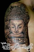 Tatuaje de un Buda delante de una pagoda y un nombre