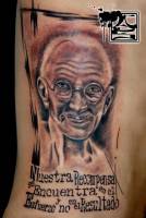 Tatuaje de Gandhi y una frase suya
