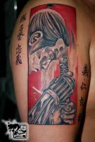 Tatuaje de un samurai con su katana y letras japonesas