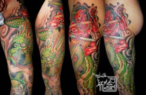 Tatuaje de un dragón en el brazo