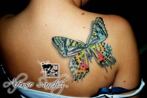 Tatuaje de un gran mariposa en la espalda de una chica