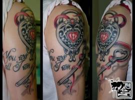 Tatuaje de un candado corazón con su llave