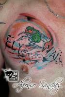 Tatuaje de una mosca en el pecho de un hombre junto una frase