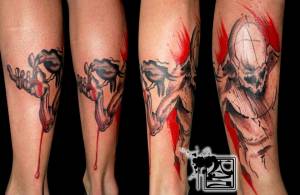 Tatuaje de una hombre medio calavera con un cuervo picándolo