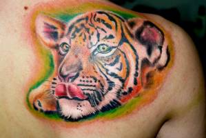 Tatuaje de una cabeza de tigre relamiendose