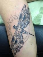 Tatuaje de una libélula con alas geométricas