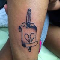 Tatuaje de un puñal atravesando un papel con un corazón roto