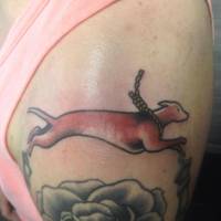 Tatuaje de un perro atado a una soga