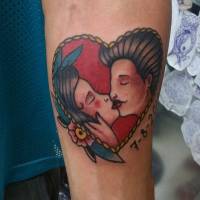 Tatuaje de una pareja besándose dentro de un corazón de cuerda
