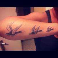 Tatuaje de 3 golondrinas volando por el antebrazo