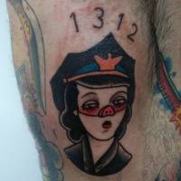 Tatuaje de una chica policía con nariz de cerdo