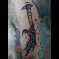 Tatuaje de una garra de pájaro atravesando la piel