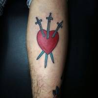 Tatuaje de un corazón atravesado por tres espadas