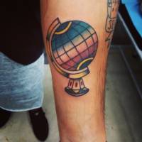 Tatuaje de una bola del mundo a color