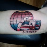 Tatuaje de un tren saliendo de una bola del mundo