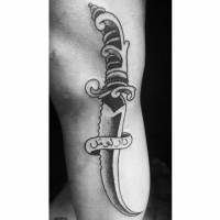 Tatuaje de una daga y una cinta con letras árabes