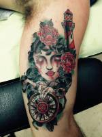 Tatuaje de una chica llorando, un faro y una brújula
