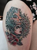 Tatuaje de una chica llorando con una máscara de león y un mándala