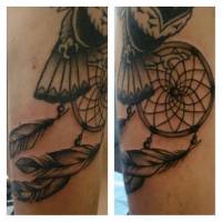 Tatuaje de un atrapa-sueños con las plumas meciéndose en el viento