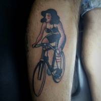 Tatuaje de una chica montando en bicicleta