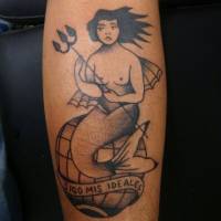 Tatuaje de una sirena encima del mundo