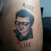 Tatuaje de un chico y la frase Ride Life