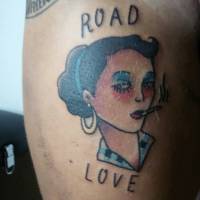Tatuaje de una chica fumando y la frase Road Love