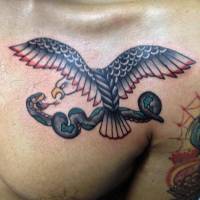 Tatuaje old school de un águila luchando contra una serpiente