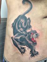 Tatuaje de una pantera negra al lado de la barriga