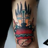 Tatuaje de un sagrado corazón y un apretón de manos