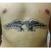 Tatuaje de un águila old school en la barriga