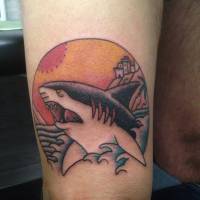 Tatuaje de un paisaje con un tiburón saliendo del agua