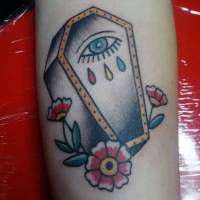 Tatuaje de un feretro un ojo y 3 lágrimas