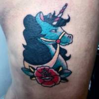 Tatuaje de un unicornio a color
